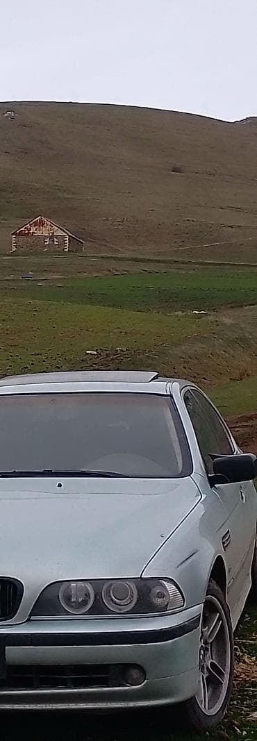 BMW 5 Series E39 sedan - Korpusu klassik E39 dizaynı ilə, gümüşü