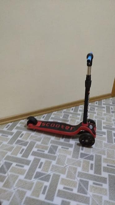 moped: Uşaqlar üçün 3 təkərli skuter. Şəkillərdə iki fərqli dizaynda model — 2