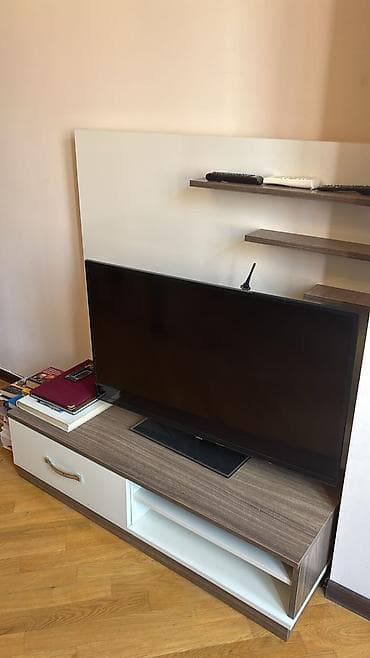 TV stendi və divar paneli dəsti - Modern dizayn: ağ parlaq panel və