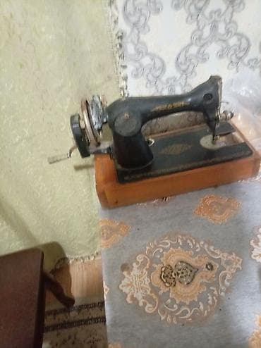 modelka maşınlar: Köhnə tip əl ilə fırladılan tikiş maşını - Korpus: tökmə metal gövdə — 1