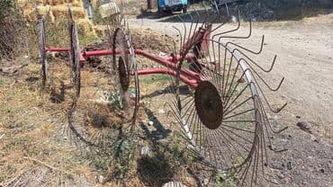 Bu, ot yığımı üçün nəzərdə tutulmuş bir ot dırmığıdır. Qırmızı rəngli