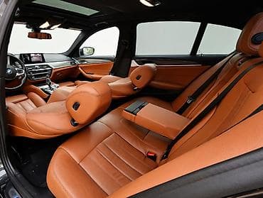 bmw x1 20d xdrive: BMW 5 Series sedan – yaş asfalt chameleon rəngli, M paketli xarici — 7