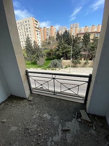 Yeni Günəşlidə Padmayak mənzil satılır. Bina apartmandır. 3 otağ 77 m2 — 8