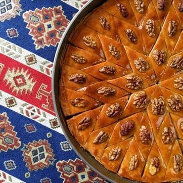 paxlava qiymeti: Baklava, şirin xəmir məmulatı olub, şərbətə batırılmış qat-qat — 7