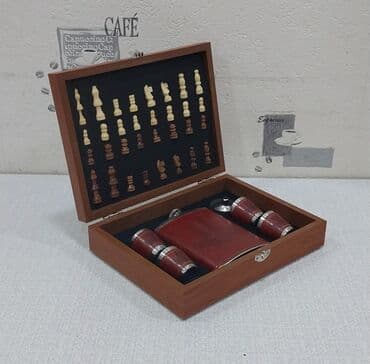 şahmat satılır: İçki qabı dəsti şahmat lövhəsi ilə birlikdə satılır. Üzərində Qız — 2