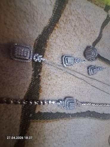 qizil destleri 2021: Zərgərlik dəsti – gümüş rəngli bujiteriya dəsti. zərif -işiqlı — 2