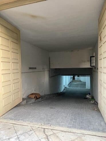 qutqaşınlı küçəsi: 236 nömrəli məktəbin qabağı. İşlək və mərkəzi küçədir. Yola baxır. Hər — 6