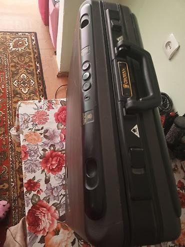 parca canta: Köhnə tip “CROWN” markalı plastik portfel/çantadır. Sərt korpuslu — 2