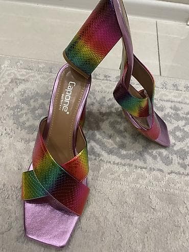 Basanoşka və səndəllər: Capone Outfitters qadın sandaleti yenidi - Model: Blok dabanlı, açıq — 2