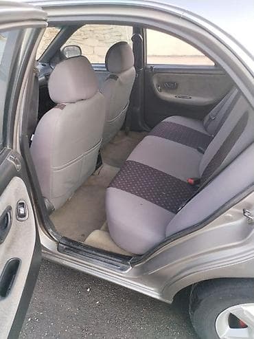 mazda 626: Mazda 626 sedan - Kuzov: 4 qapılı sedan, gümüşü rəng - Mühərrik və — 4