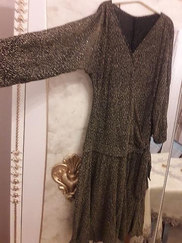 Zərif qızılı parıltılı naxışlı qara paltar - Model: V-kəsimli, dizdən — 3