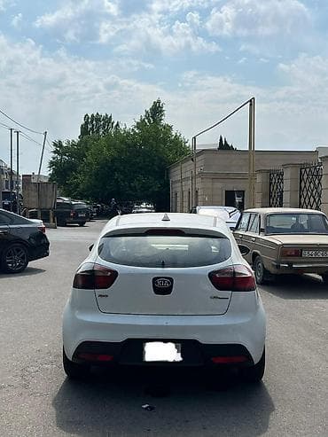 Kia Rio hatchback – ağ rəng, 5 qapı Xüsusiyyətlər: - Kuzov: 5 qapılı — 4