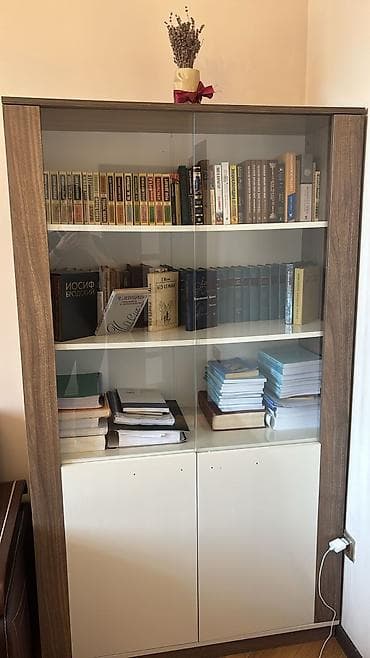 Şüşə vitrinli kitab şkafı - Üst hissə: 2 səviyyəli şüşə sürgülü — 1