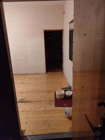 Komsamol dairesinde kirayə ev. 300 AZN kombi daxil. binanın birinci