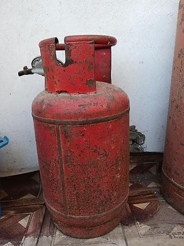 divar saatlarl: Qırmızı rəngli məişət maye qaz balonu - Tutumu: təxminən 40–50 litr — 1