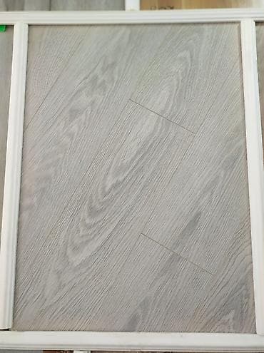 əski: Açıq boz tonlarda, ağac naxışlı döşəmə örtüyü (laminat tipli panel) — 1