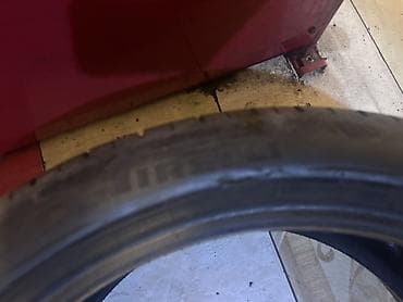 diska: Pirelli P Zero yay təkəri. Şəkillərdə təkərin yan hissəsində “P ZERO” — 2
