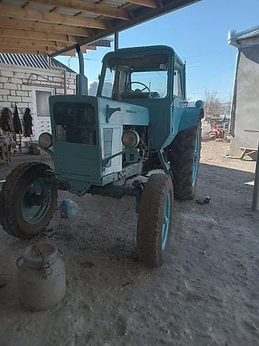 Traktor MTZ 50/52 tipli (mavi rəngdə), kabinəli. Texniki xüsusiyyət