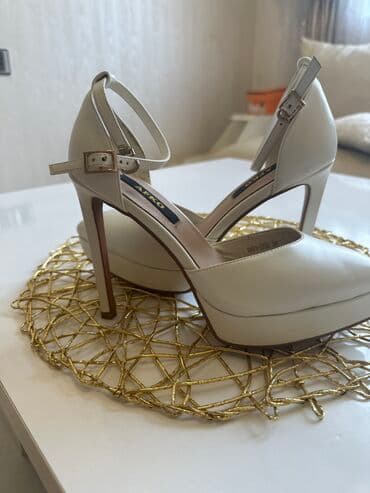 qadin pencekleri: 38-39 razmer yeni kimi bir defe geyinilib 30 azn — 2