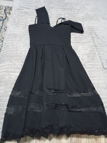 Qara rəngli qısa kokteyl/ziyafət donu. - Model: A-kəsim, beldən aşağı