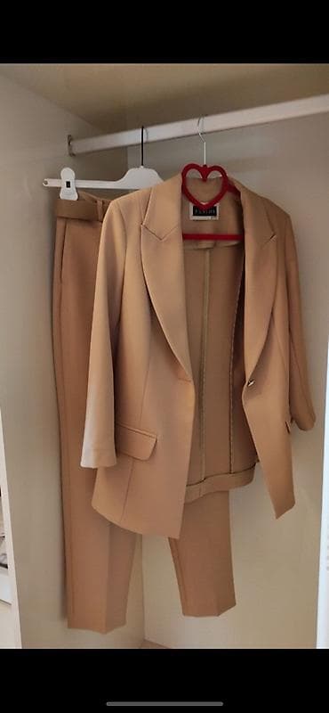 Brend: Fusion Model: Qadın kostyumu – pencək + şalvar (2 parçalı dəst)