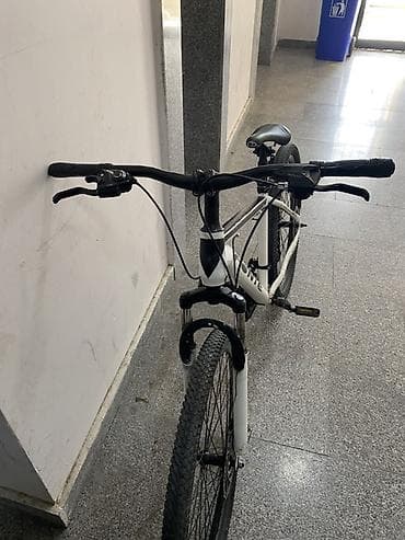 grand bicycle: FONTE dağ velosipedi - Çərçivə: alüminium, ağ-qara rəng sxemi - — 2