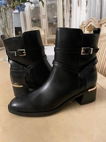 38/39YENIDIR.Calvin Klein qadın botları - Rəng: qara - Material