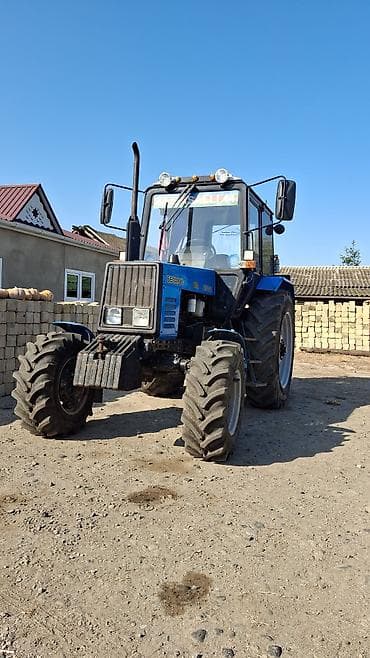 Belarus 82 (MTZ-82) traktor - 4x4 ötürücü, ön və arxa iri protektorlu