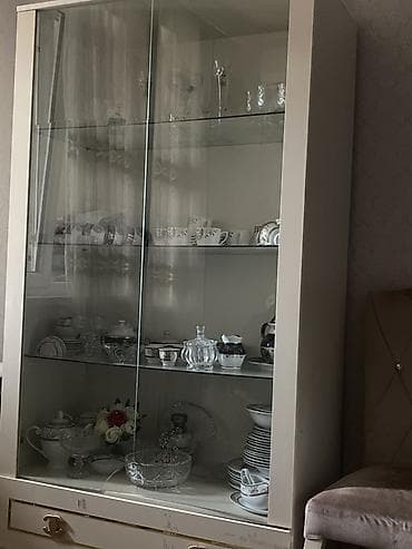 Şüşəli dolab vitrini