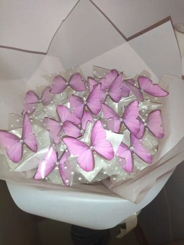 zanbaq gülü qiyməti: Bənövşəyi kəpənəkli dekorativ buket. - Tərkibi: şəffaf ulduz naxışlı — 1