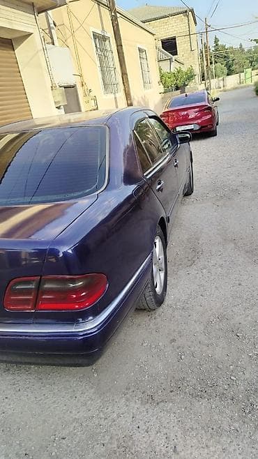 disk kalpaklar: Mercedes‑Benz E‑Class (W210), sedan, tünd göy rəng. Xüsusiyyətlər: - — 5