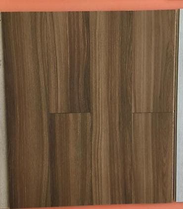 can eti: Ağac teksturalı döşəmə örtüyü – qəhvəyi tonlarda laminat panellər. - — 1