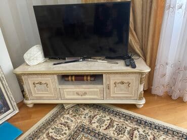 Tavalar: Klassik üslubda qonaq otağı mebel dəsti Tərkib: - Vitrin şkafı: Şüşə — 3