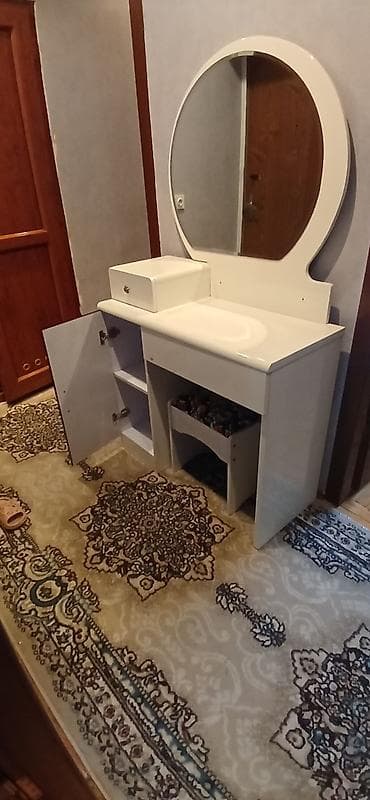 детское трюмо и косметика для девочек: Vizaj/masası güzgü və ottomanla - Rəng: ağ-parlaq korpus, qapıda qara — 3
