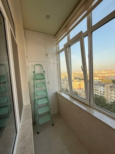 20 sahede kiraye evler: Mənzilin təqdimatı - Geniş və işıqlı salon: iri panoram pəncərə — 12