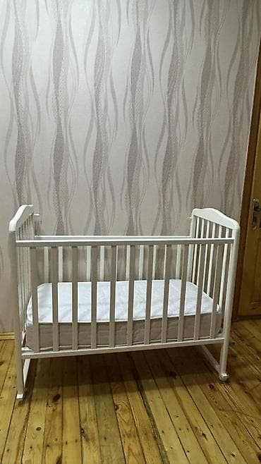 parda tul: Ağ rəngdə taxta uşaq beşiyi - Klassik dizaynlı, qoruyucu şəbəkəli yan — 4