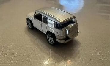 mini disk: Metal oyuncaq avtomobil – ağ rəngli ofroud SUV modeli (miniatura). - — 4