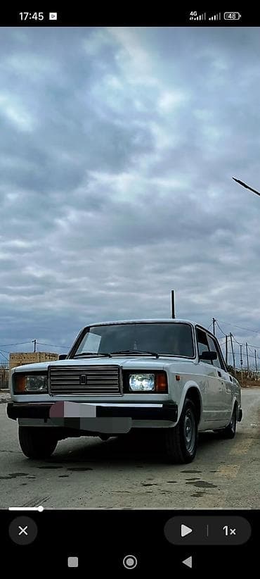 07 radiatoru: Satılır klassik VAZ 2107 sedan. Avtomobil ağ rəngdədir və klassik — 1