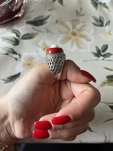 Бижутерия: Qırmızı-ağ daşlı, iri dizaynlı üzük - Material: gümüş tonlu metal — 2