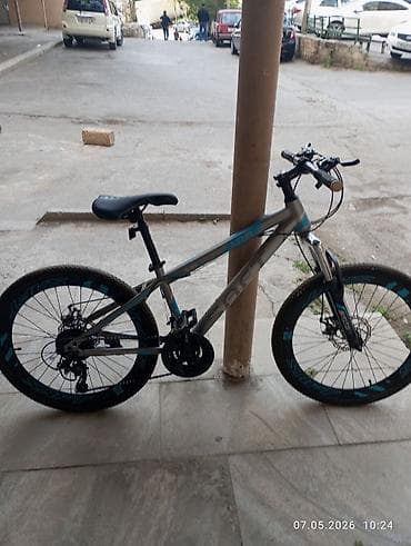 MTB tipli dağ velosipedi - Çərçivə: yüngül alaşımlı, gümüşü rəngdə
