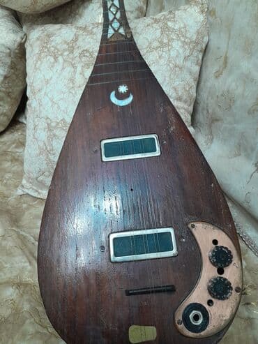 Sintezatorlar: Elektrikli saz – 2 pikaplı, aktiv elektronika ilə - Korpus: armud — 1