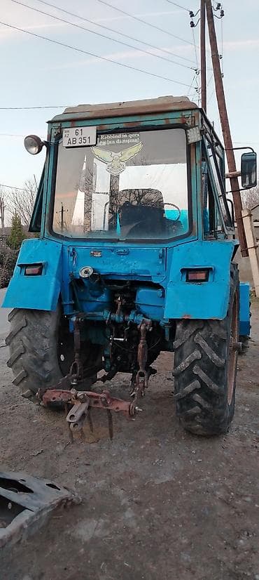 qaz çəni: Belarus 82 traktor - 4x4 təkər formulalı, iri arxa təkərlər və qabaq — 3