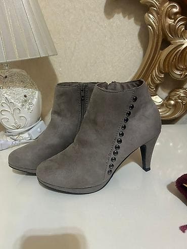 Qadın botları – zərif topuqlu - Rəng: boz (taupe) - Material: süet