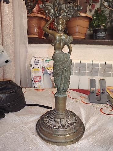 Şamdan, latundandır, əl işidir. - Material: bürünc (ağır, tökmə) -