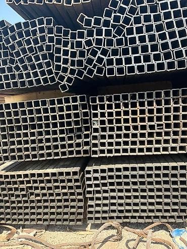 Müxtəlif ölçülü kvadrat metal profillər. Bu profillər tikinti və