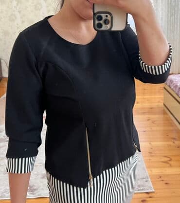 женские деловые костюмы: Qara rəngli, üçdə bir qollu bluz və zolaqlı ətəkdən ibarət dəst — 2