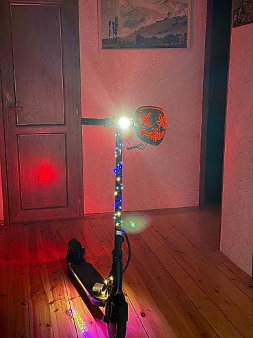 Elektrik skuter – dekorativ işıqlarla - Qara rəngli elektrik skuter - — 1