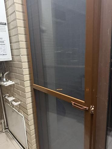 pencere setkası: Sineklik qapı – möhkəm alüminium karkaslı, menteşəli açılıb‑bağlanan — 1