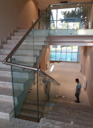 Şüşə və alminum məhəccərlər