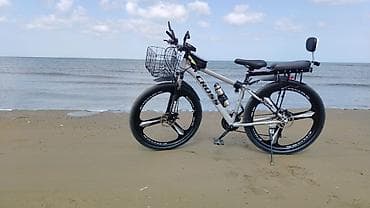 elektrikli bisiklet: - Geniş, qalın təkərlər – qum, çınqıl və şəhər yollarında sabitlik. - — 1